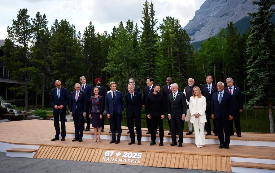 Líderes do G7 e Trump em cúpula com barris de petróleo e gráfico de queda do diesel