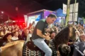 Parlamentares em fila na porta da residência de Flávio Bolsonaro em Brasília declarando apoio político