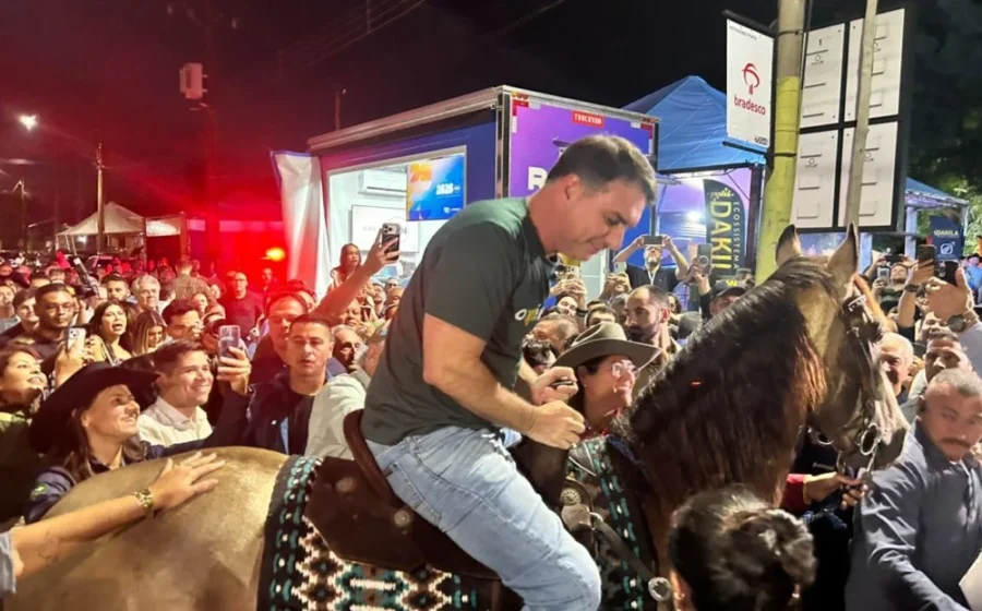 Parlamentares em fila na porta da residência de Flávio Bolsonaro em Brasília declarando apoio político