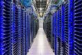 Data center moderno com servidores iluminados representando investimento trilionário em IA