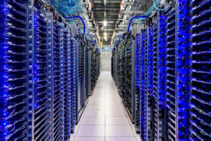 Data center moderno com servidores iluminados representando investimento trilionário em IA