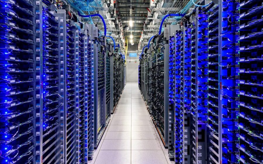 Data center moderno com servidores iluminados representando investimento trilionário em IA
