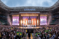 BTS se apresentando no Estádio Morumbis lotado durante turnê no Brasil
