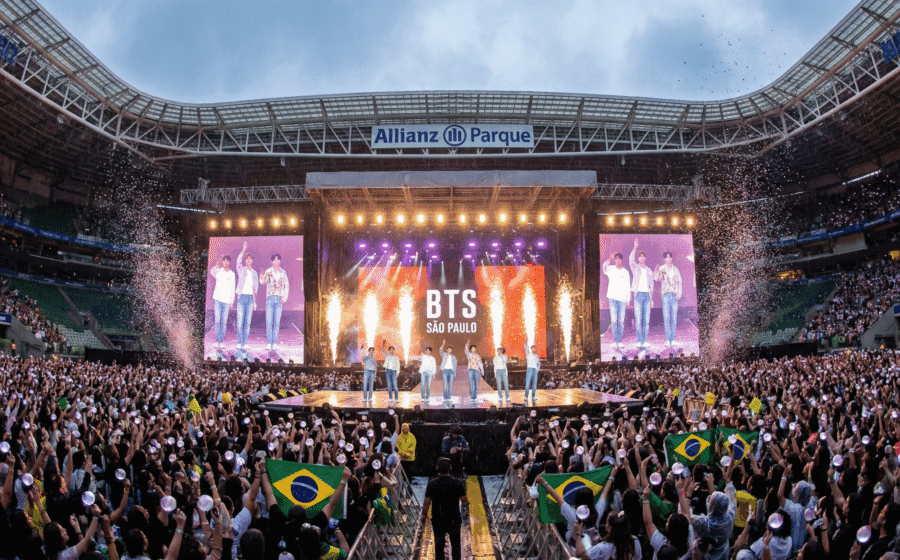 BTS se apresentando no Estádio Morumbis lotado durante turnê no Brasil