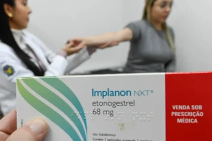 Implante contraceptivo Implanon NXT com texto indicando validade estendida para 5 anos pela Anvisa