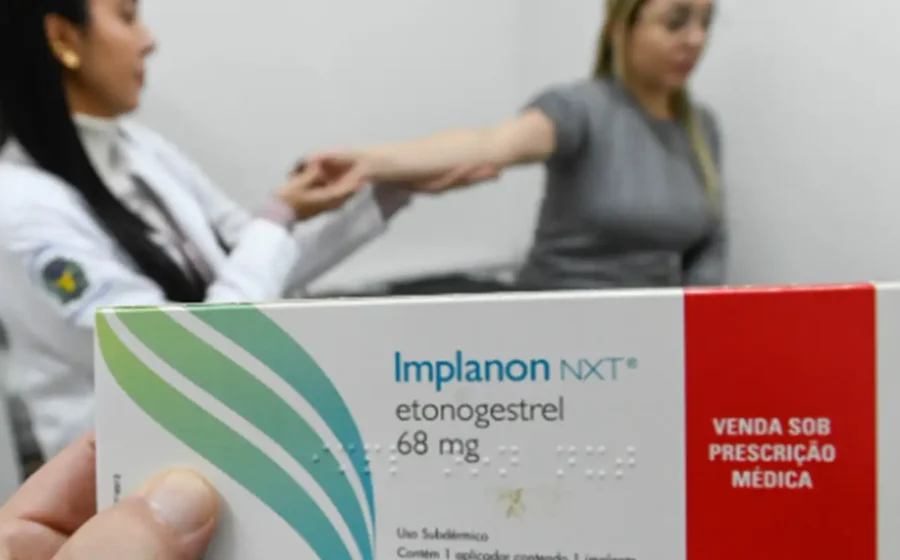 Implante contraceptivo Implanon NXT com texto indicando validade estendida para 5 anos pela Anvisa