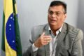 Flávio Bolsonaro em destaque com símbolos de poder e economia em disputa nos bastidores