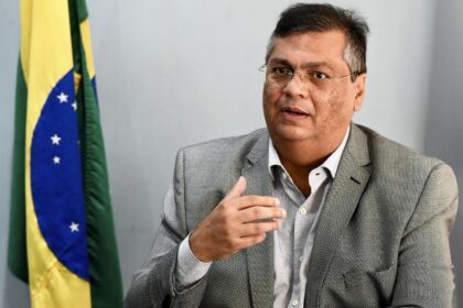 Flávio Bolsonaro em destaque com símbolos de poder e economia em disputa nos bastidores