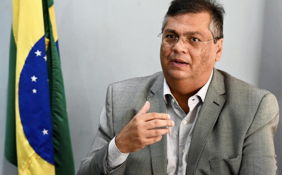 Flávio Bolsonaro em destaque com símbolos de poder e economia em disputa nos bastidores