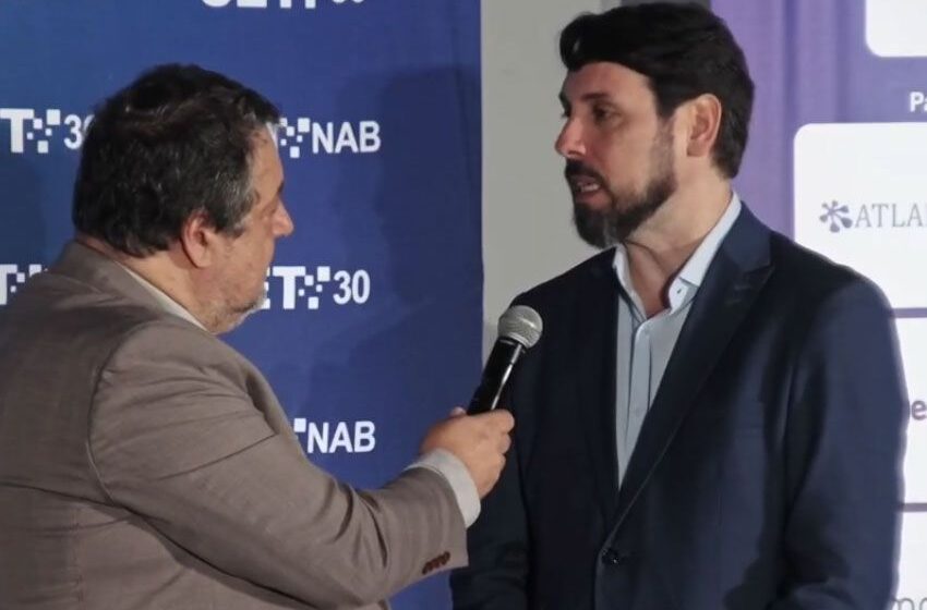 Infraestrutura tecnológica da TV 3.0 brasileira com servidores e interfaces digitais