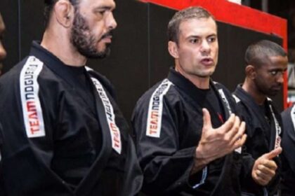 Irmãos Nogueira, Minotauro e Minotouro, em academia Team Nogueira com alunos treinando MMA