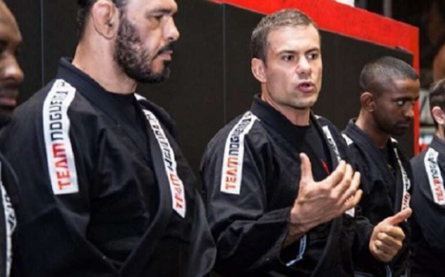 Irmãos Nogueira, Minotauro e Minotouro, em academia Team Nogueira com alunos treinando MMA