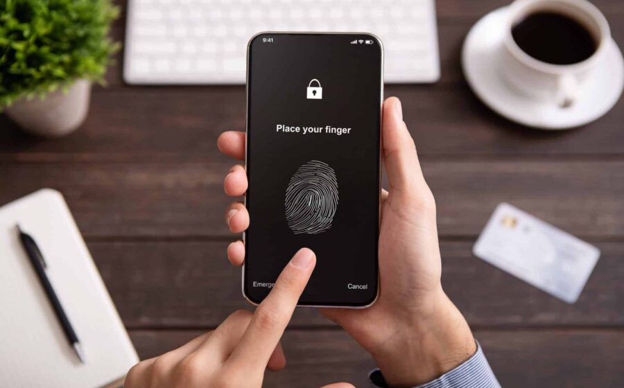 Ilustração de autenticação invisível: usuário acessa conta sem barreiras, com ícones de biometria e dispositivo ao fundo