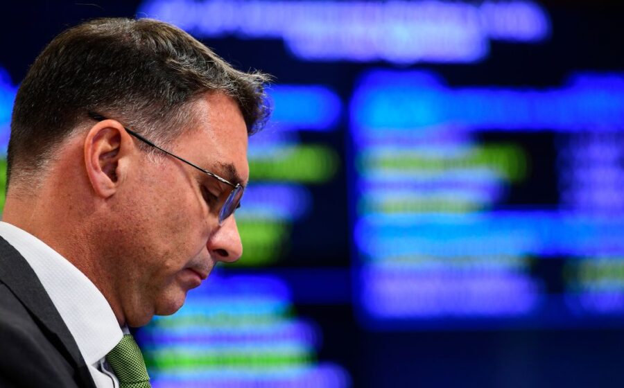 Flávio Bolsonaro vota no Rio de Janeiro e promete mudança de verdade impactando mercado financeiro