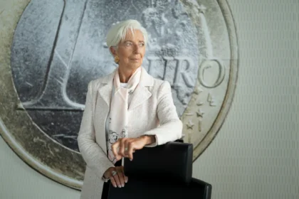 Christine Lagarde anuncia renúncia antecipada à presidência do BCE em coletiva de imprensa
