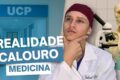 Calouro de medicina na USP Ribeirão Preto caminhando pelo campus rezando o terço