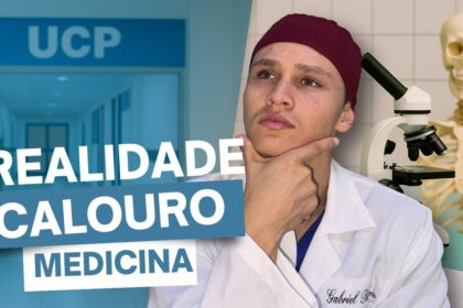 Calouro de medicina na USP Ribeirão Preto caminhando pelo campus rezando o terço
