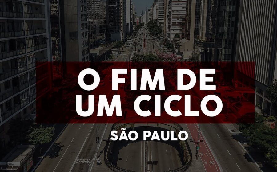 Multidão diversa nas ruas do Brasil com bandeiras nacionais durante mobilização espontânea que decidiu virada no segundo turno de 2022