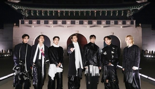 BTS se apresenta no estádio Morumbis lotado em São Paulo com milhares de fãs brasileiros