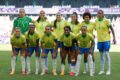 Três jovens jogadoras de futebol feminino sorrindo no Museu do Futebol em São Paulo