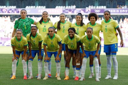 Três jovens jogadoras de futebol feminino sorrindo no Museu do Futebol em São Paulo