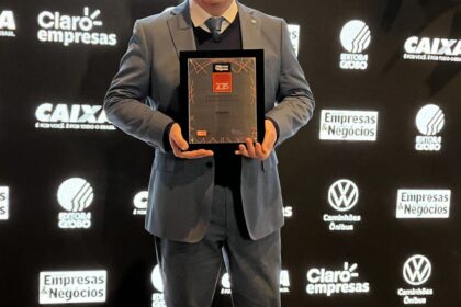 Troféu do Prêmio Melhores Franquias 2026 com logos Divino Fogão e Kumon destaque