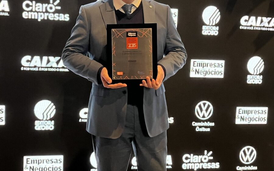 Troféu do Prêmio Melhores Franquias 2026 com logos Divino Fogão e Kumon destaque