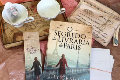 Donos de livrarias independentes seguram exemplar da Constituição Federal em ato político coletivo
