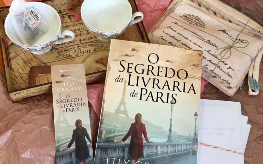 Donos de livrarias independentes seguram exemplar da Constituição Federal em ato político coletivo