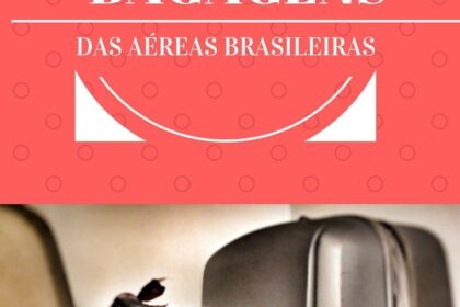 Painel de aeroporto mostrando voo cancelado com passageiros na fila