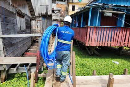 Rede de água flutuante em palafitas de Manaus, Amazonas