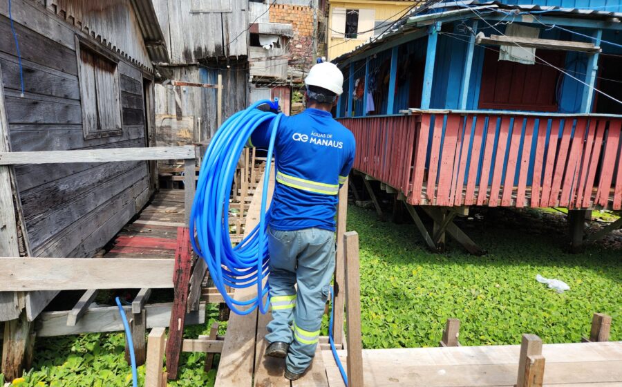 Rede de água flutuante em palafitas de Manaus, Amazonas