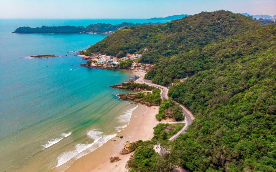 Obra de alargamento de faixa de areia em praia de Santa Catarina com investimento público milionário