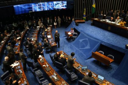 Lula discursa após vitória no 4º mandato com gráficos de desafio fiscal de R$ 53 bi