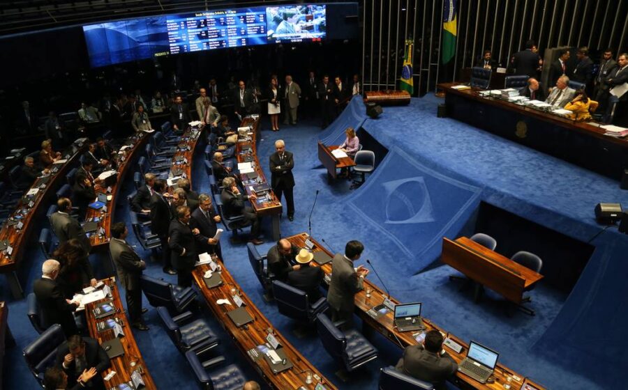Lula discursa após vitória no 4º mandato com gráficos de desafio fiscal de R$ 53 bi