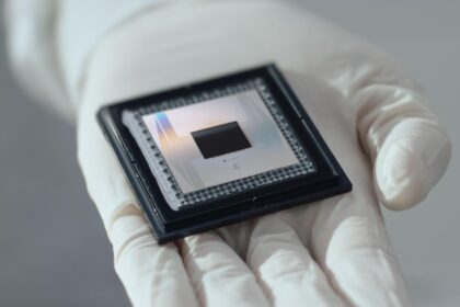 Foguete Falcon 9 da SpaceX lançando chips TPU de IA do Google para órbita terrestre