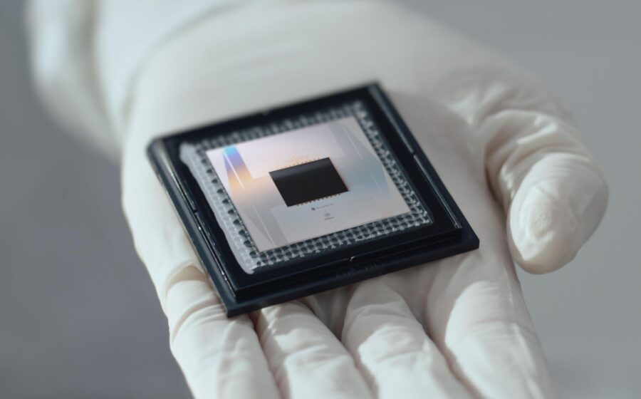 Foguete Falcon 9 da SpaceX lançando chips TPU de IA do Google para órbita terrestre