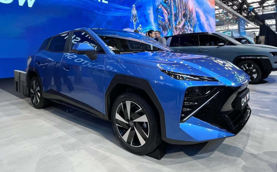 Omoda 4 SUV híbrido flex 2027 lateral azul metálico rodas diamantadas