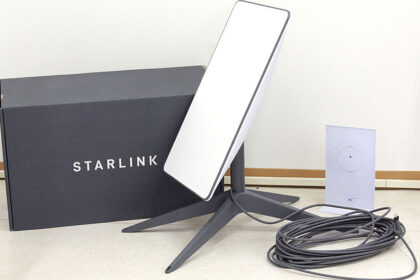 Satélite Starlink da SpaceX sobre zona de conflito na Ucrânia, simbolizando controle governamental de internet militar