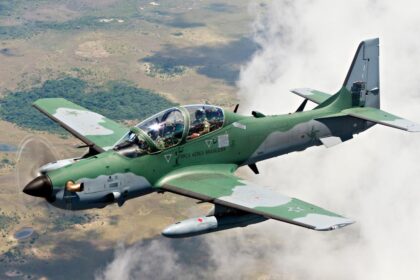 A-29 Super Tucano da Embraer em demonstração da Esquadrilha da Fumaça, turboélice brasileiro de alta performance