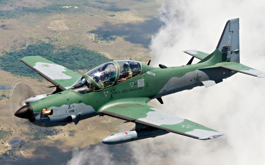 A-29 Super Tucano da Embraer em demonstração da Esquadrilha da Fumaça, turboélice brasileiro de alta performance