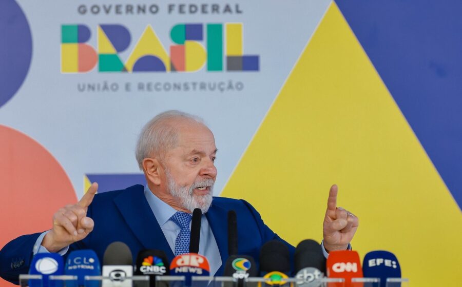 Gráfico comparativo de yields de títulos soberanos Brasil vs França com bandeiras nacionais e seta de alerta fiscal