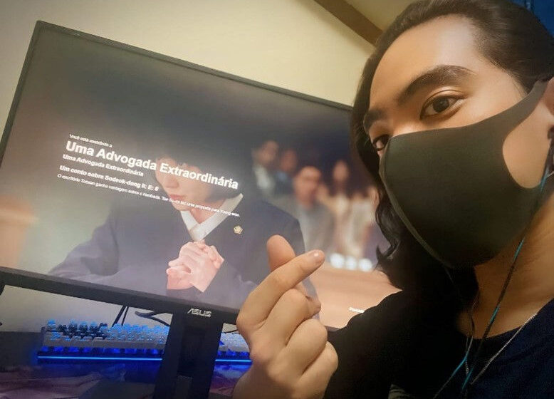 Microfone de podcast com cores da Coreia do Sul e Brasil, simbolizando boom coreano no mercado brasileiro de áudio