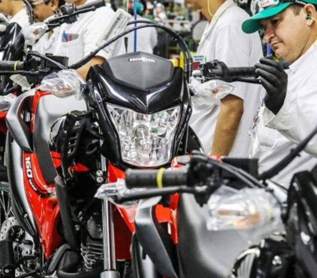 Fila de motocicletas zero-quilômetro na linha de produção do Polo Industrial de Manaus