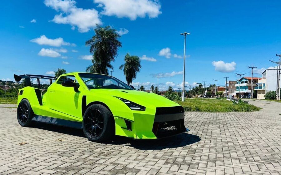 Cantor sertanejo Paulo Victor ao lado do carro artesanal protótipo construído em 4 anos por R$ 80 mil