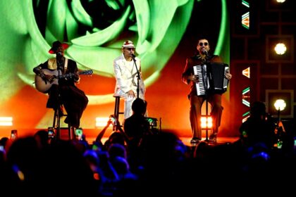 Orquestra Jovem Tom Jobim no palco, jovens músicos brasileiros indicados ao Grammy Latino 2024