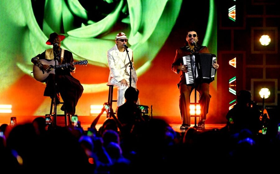 Orquestra Jovem Tom Jobim no palco, jovens músicos brasileiros indicados ao Grammy Latino 2024