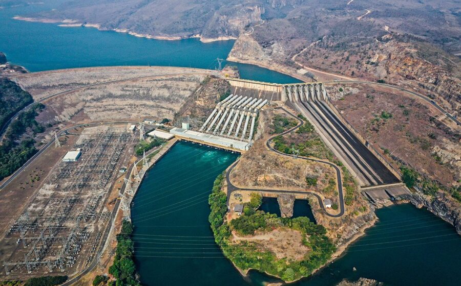 Usinas eólicas e solares com símbolos de contratos de reserva e corte de geração