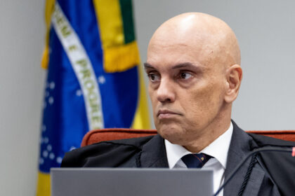 Fábio Faria, ex-ministro das Comunicações, ao lado de logotipo da Starlink com valores de contrato em destaque