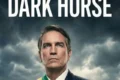 Cartaz do filme Dark Horse sobre Bolsonaro com símbolo de investigação policial e valores em reais